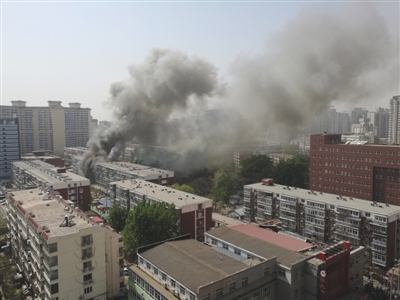 昨日，北京海淀區(qū)紅聯(lián)南村小區(qū)施工工地挖斷燃氣管道，造成爆炸引發(fā)居民樓火災，致1死2傷，發(fā)生爆炸起火現(xiàn)場濃煙滾滾。CICPHOTO/總匯 攝