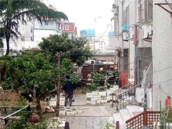 突發(fā)！青島一居民樓發(fā)生爆燃！已造1人死亡，7人受傷！3公里外有震感…