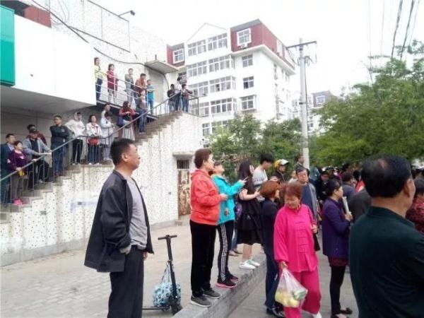 突發(fā)！青島一居民樓發(fā)生爆燃！已造1人死亡，7人受傷！3公里外有震感…