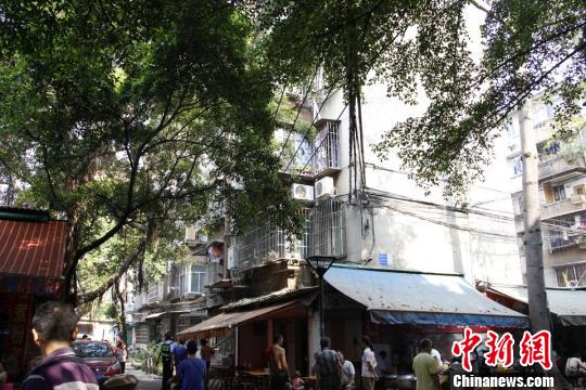 圖為煤氣爆燃民房。 朱柳融 攝