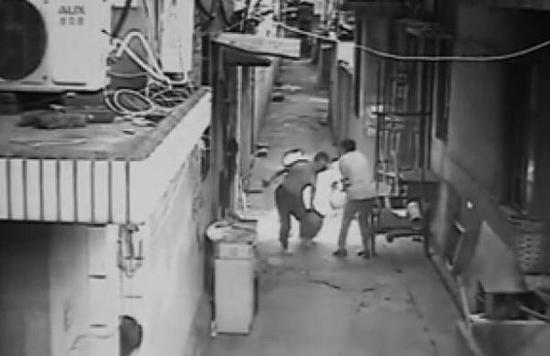 柳兆偉拖著冒火的煤氣瓶往河邊跑。視頻截圖